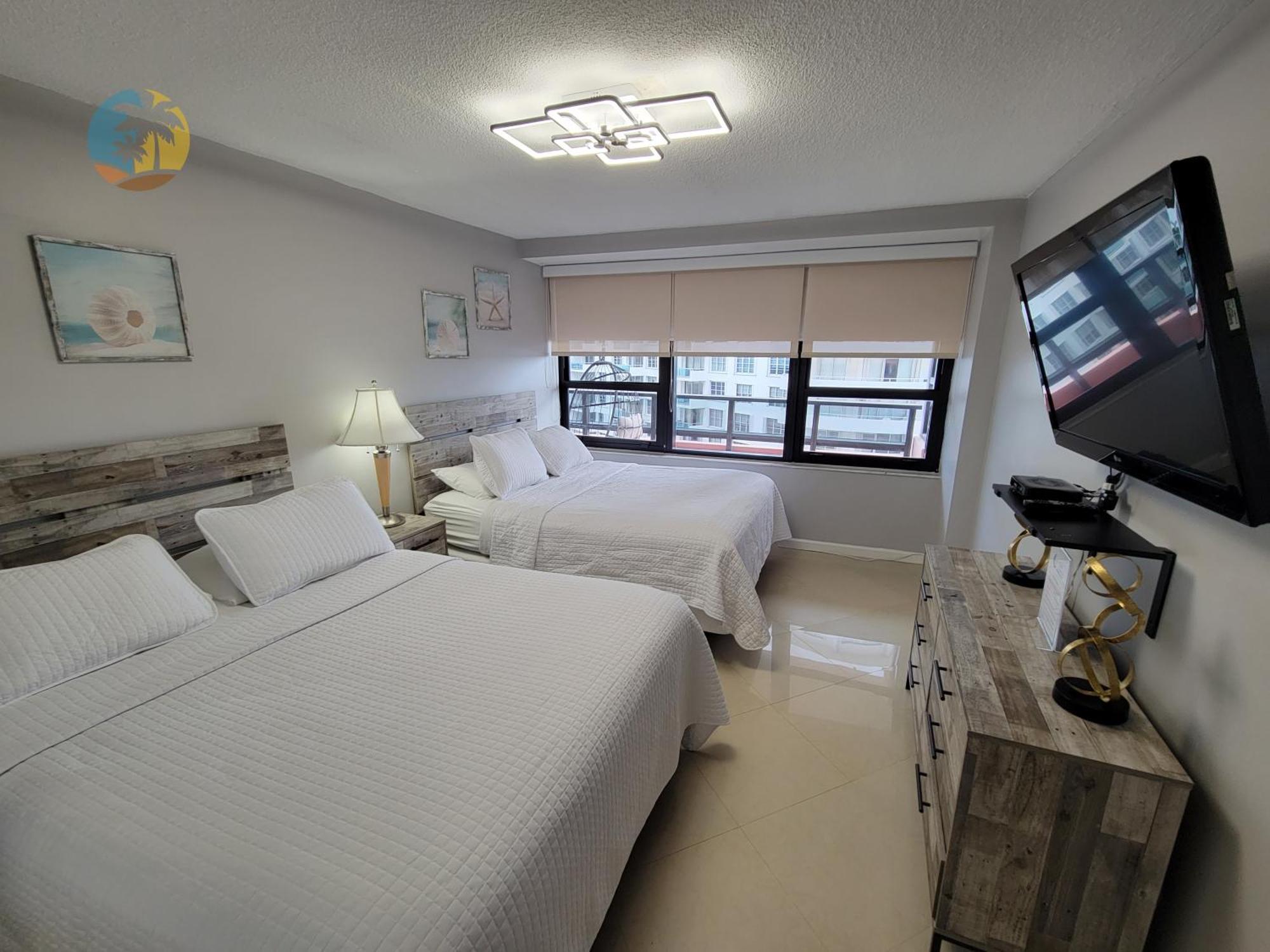 Deluxe Beach Resort - Hora Rentals マイアミビーチ エクステリア 写真